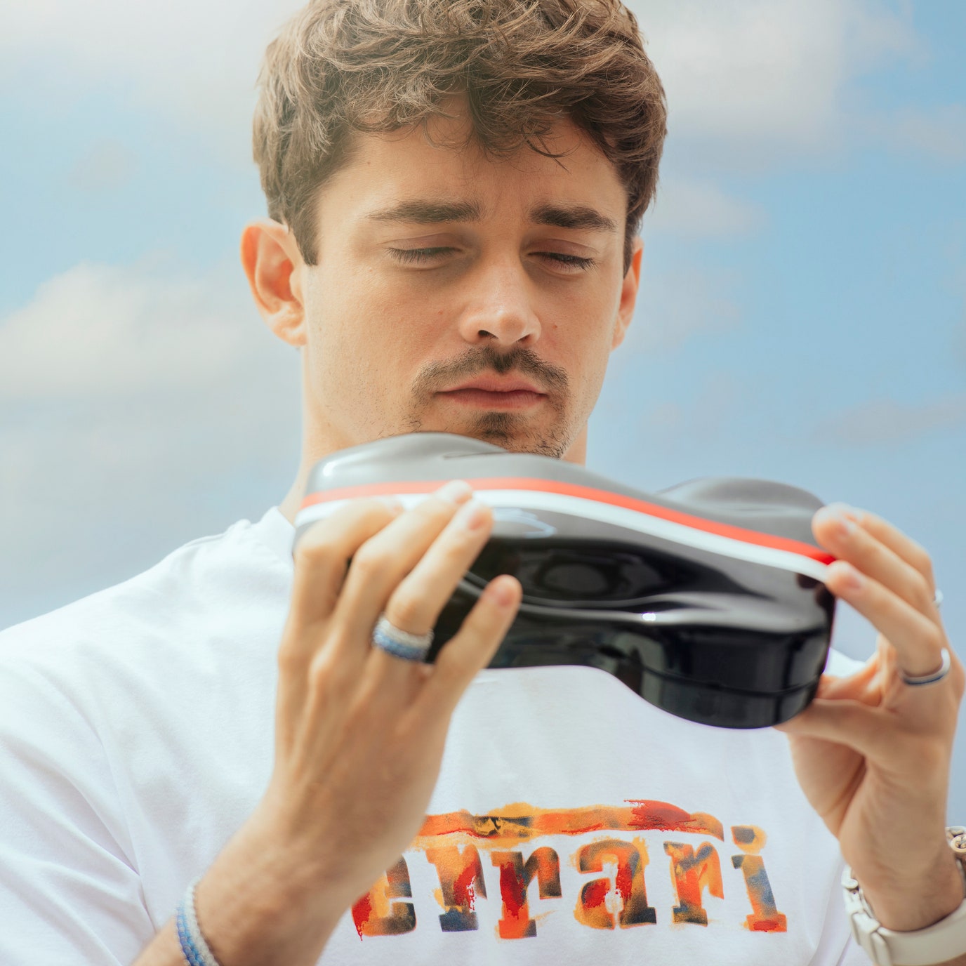 Storia della Maranello Clutch di Ferrari, che ora ha un primo modello esclusivo firmato da Charles Leclerc