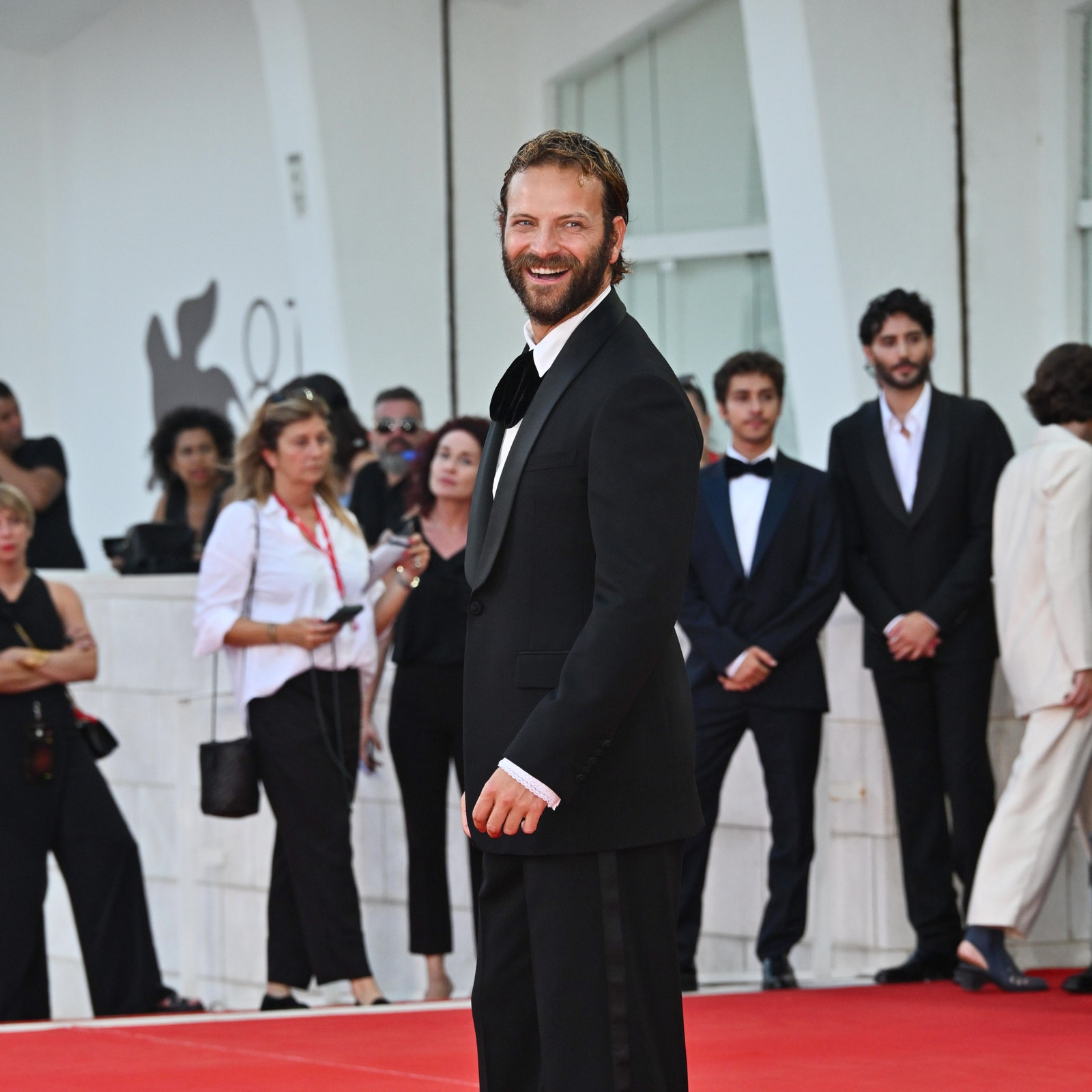 Alessandro Borghi al Festival di Venezia 2024, il debutto in Valentino by Alessandro Michele, con smoking unconventional, è coi fiocchi