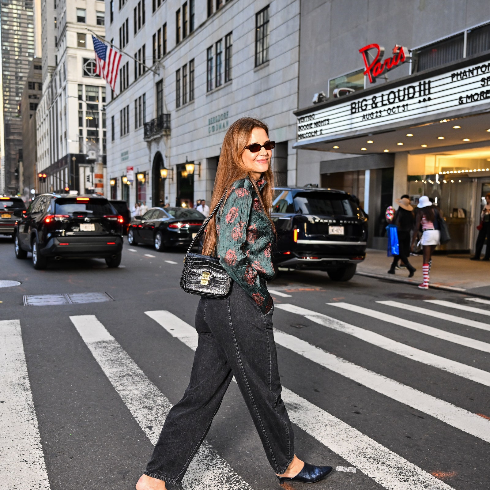 La borsa a tracolla improvvisamente riappare nello street style 2024. E la vita non è mai stata così facile