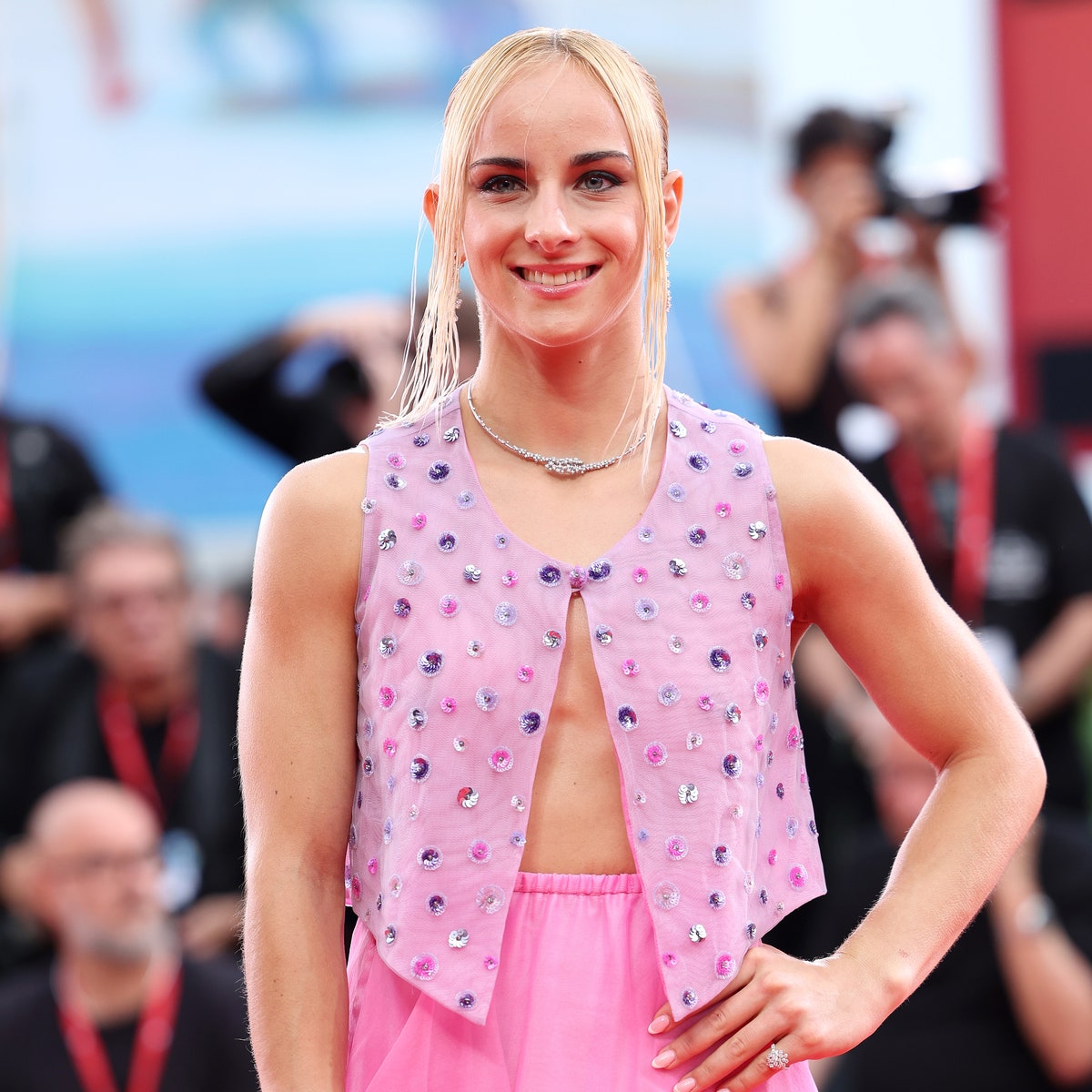 Alice D'Amato al Festival di Venezia 2024: l'Oro olimpico con la gonna candy di Armani