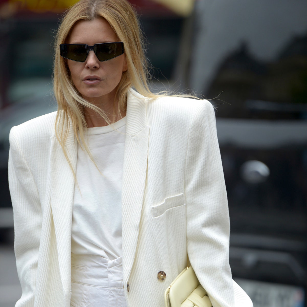 La versatilità del blazer bianco in 6 idee outfit perfette per i look di fine estate 2024