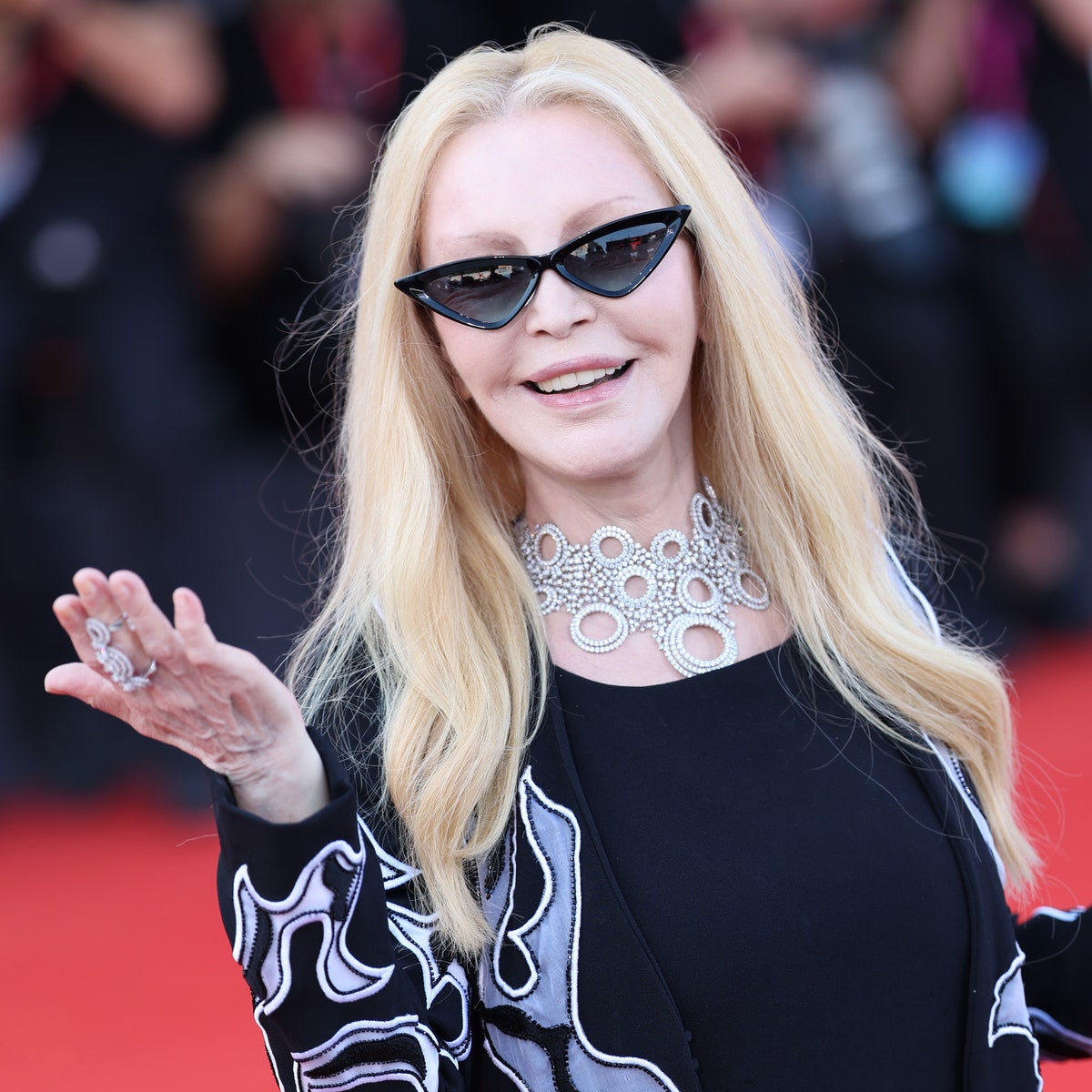 Patty Pravo al Festival di Venezia 2024 con le sneakers nere sul red carpet è iconic