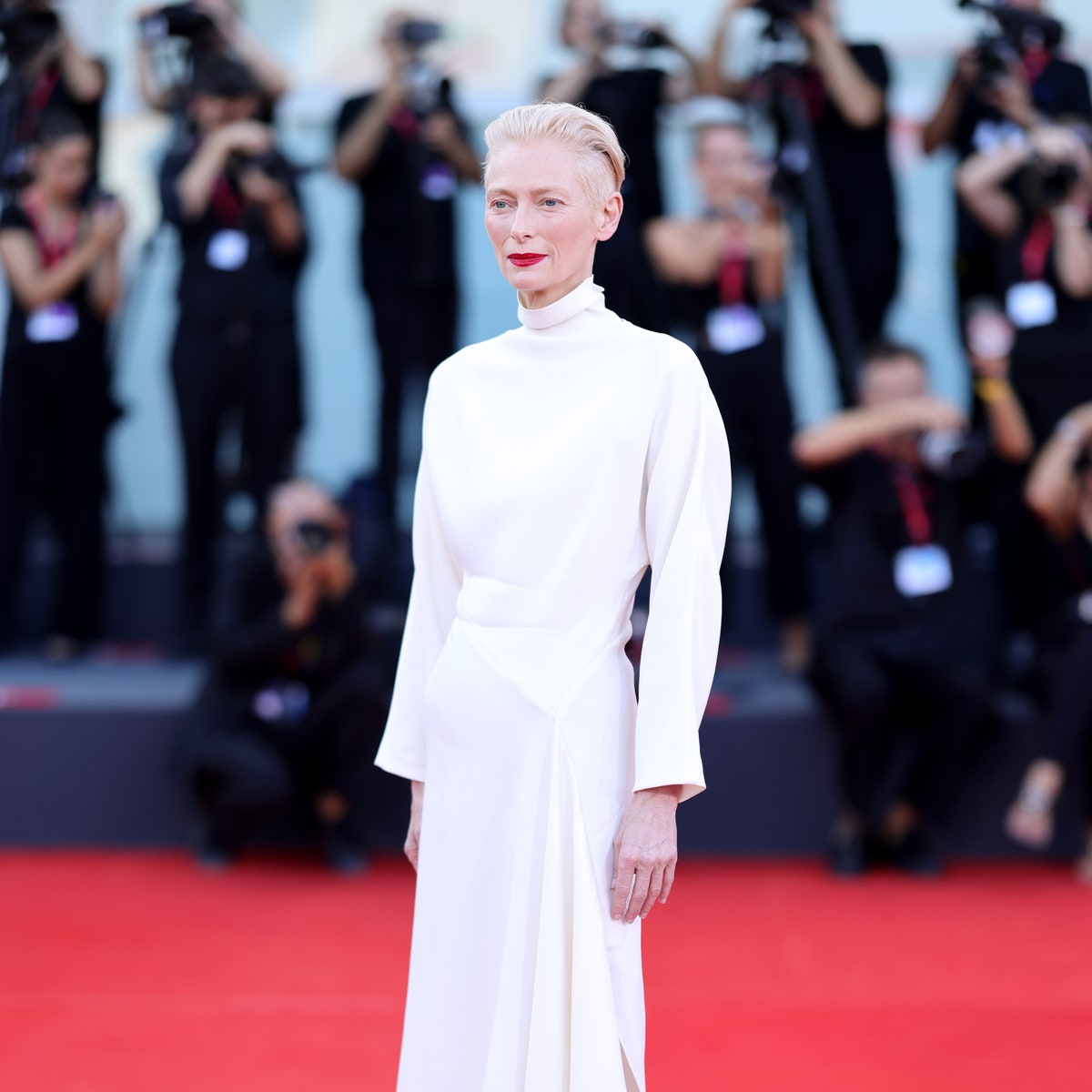 Tilda Swinton al Festival di Venezia 2024 abbaglia in un Alaïa asimmetrico