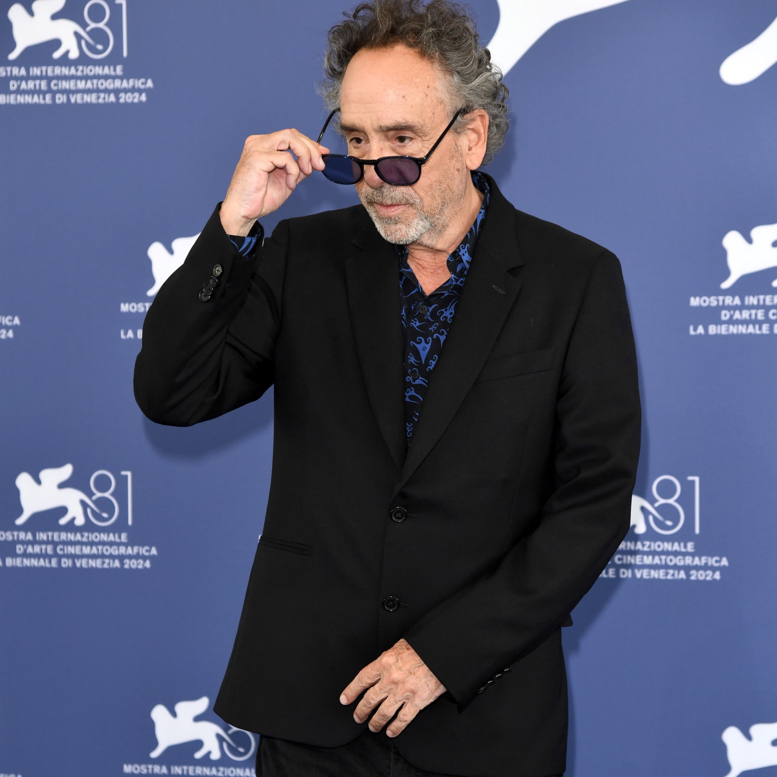 Per Tim Burton il guardaroba non è solo total black. Ode al suo stile e a quella camicia particolare da lui disegnata