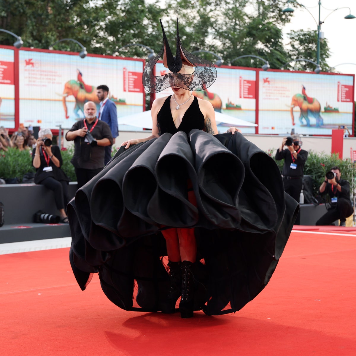 Lady Gaga al Festival di Venezia 2024, il look "folie" con cappello surreale e abito gorgiera cattura la scena