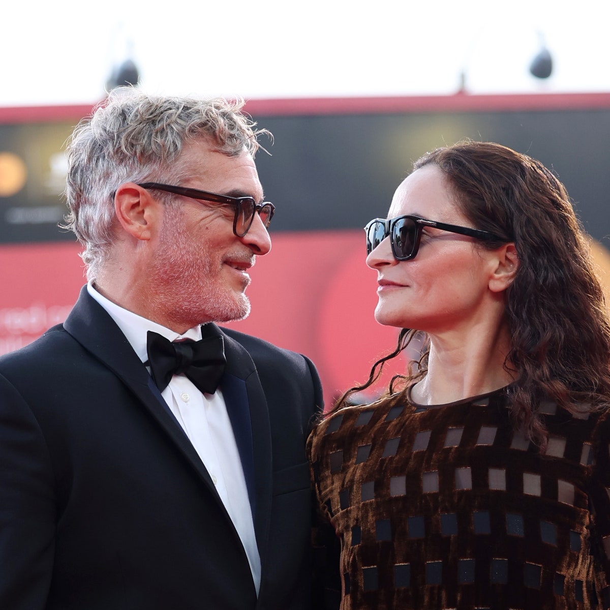 Joaquin Phoenix al Festival di Venezia 2024 con la sorella Rain: sempre uniti nel ricordo di River