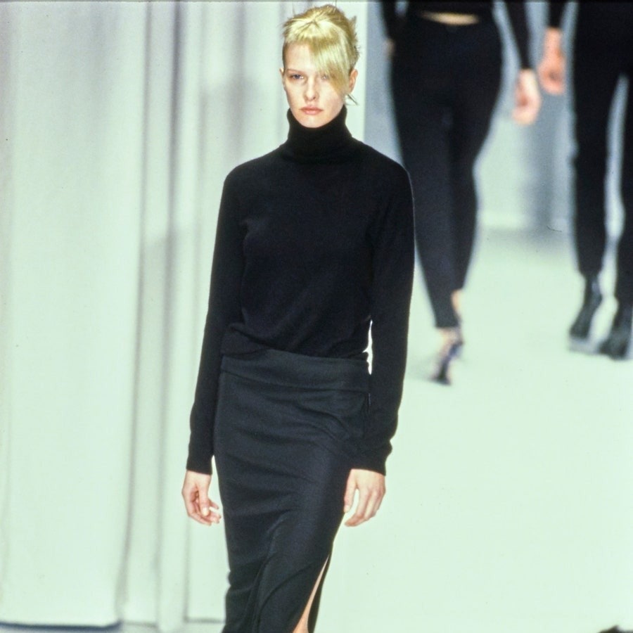 5 stivali anni ‘90 che tornano nell’autunno 2024, perfetti con le gonne dritte per un look sobrio ed elegante