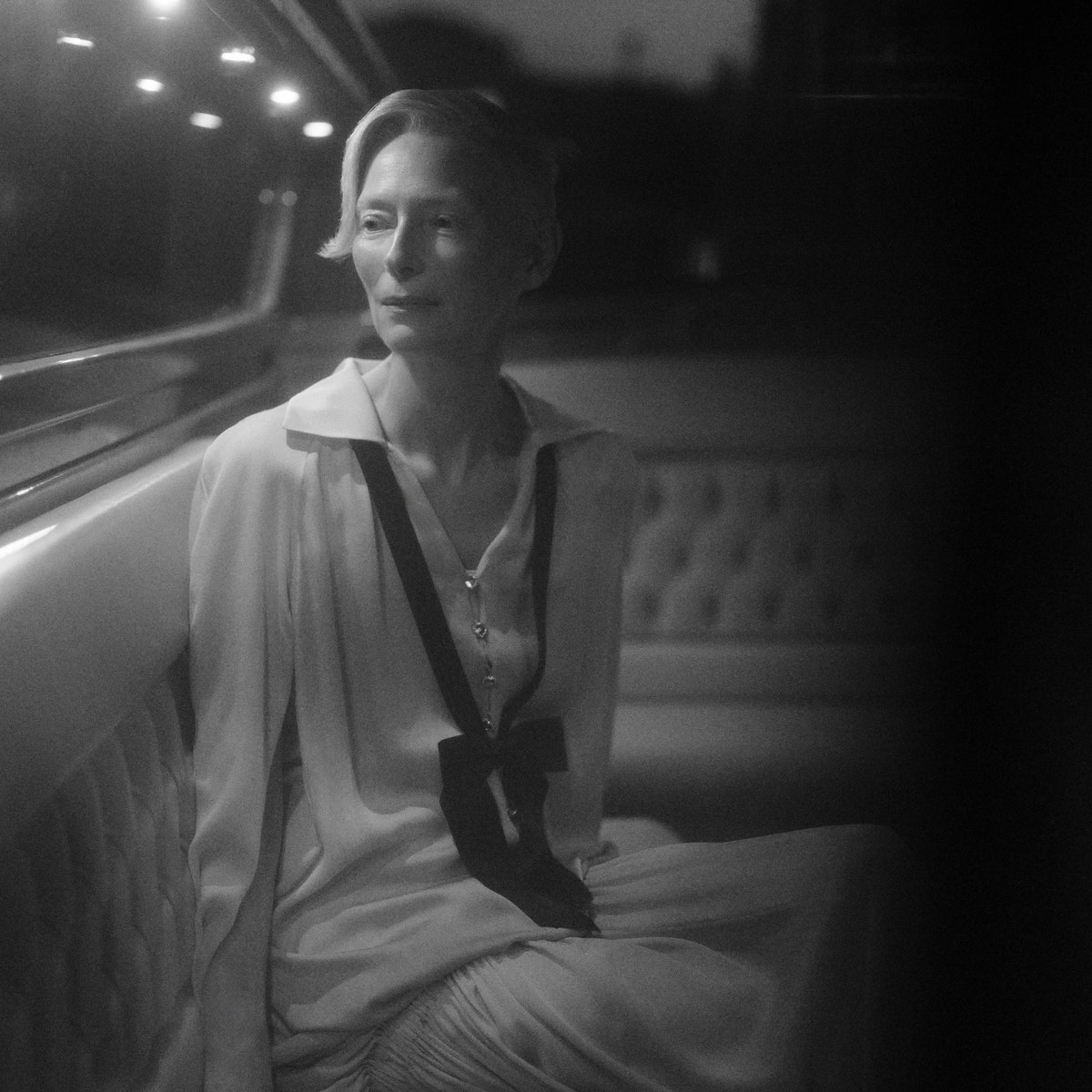 Tilda Swinton ha passato la serata con Chanel, la sera prima della première di The Room Next Door