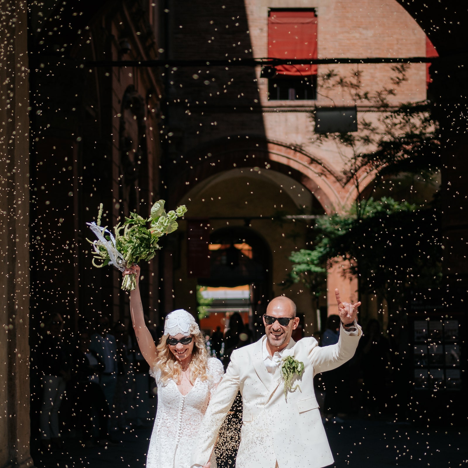 Matrimonio a San Lazzaro tra la pianura e i colli bolognesi. L'abito da sposa è un completo con bra e pantaloni cucito dalla suocera