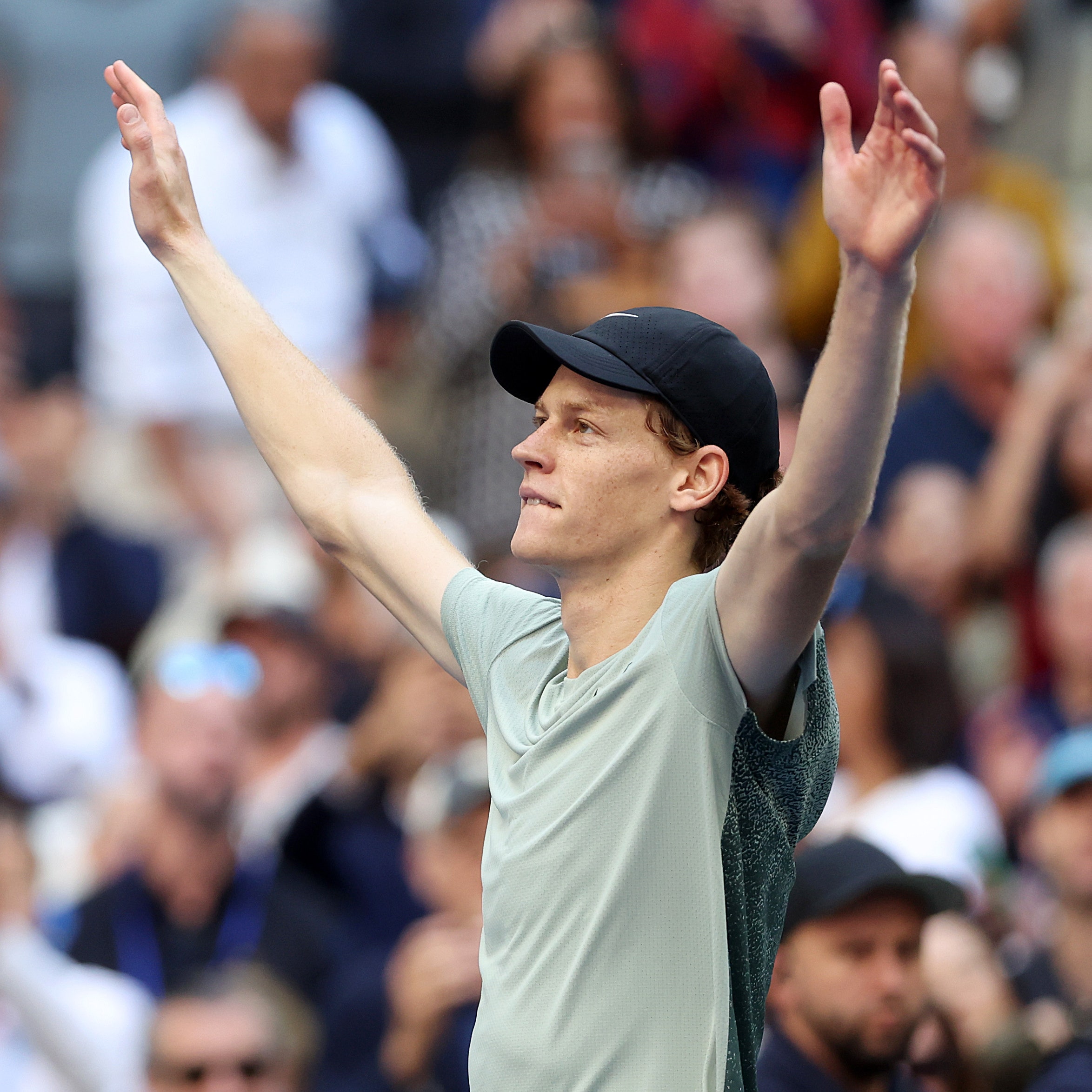 Jannik Sinner è il primo italiano nella storia a vincere gli US Open: «Mi piace ballare nella tempesta della pressione». Qui la nostra intervista esclusiva in cui si è raccontato