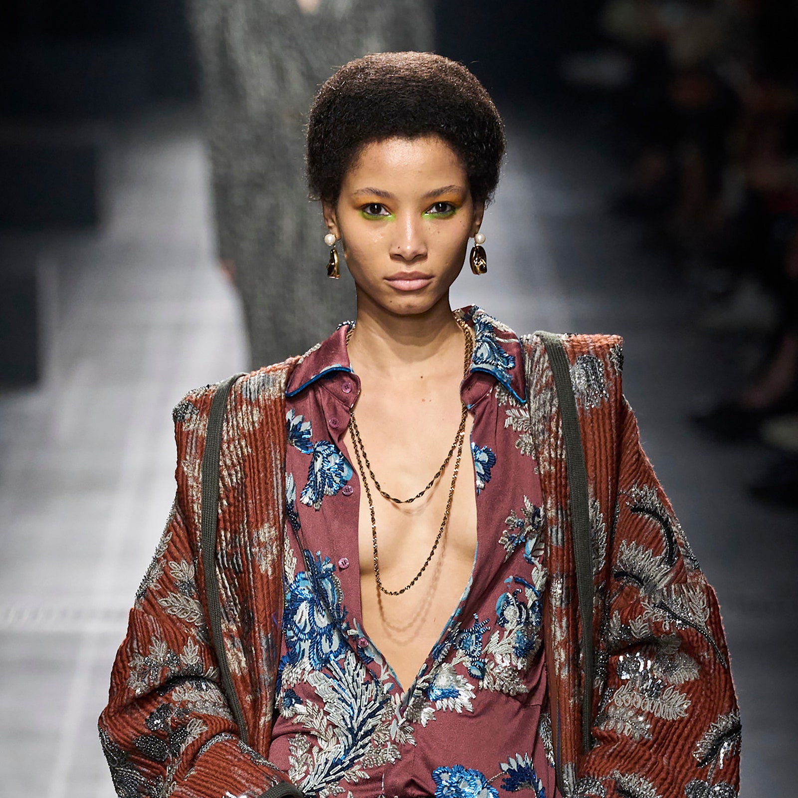 La camicia boho, elegante e rilassata, è la macro tendenza dell'autunno 2024: 6 look sfilata facili da copiare