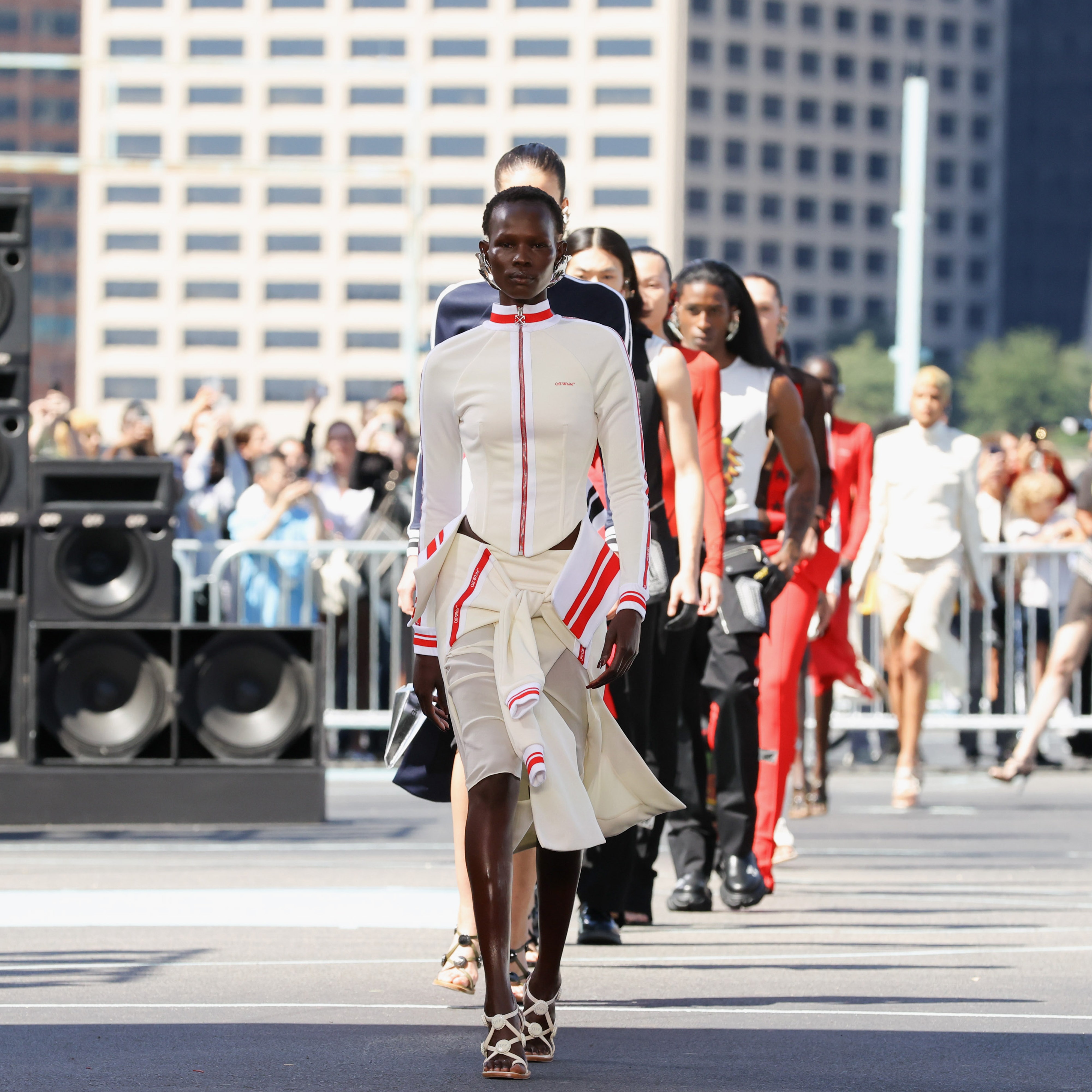 La sfilata Off-White primavera estate 2025 alla New York Fashion Week, tra capi sexy e athleisure, è un omaggio ad Abloh