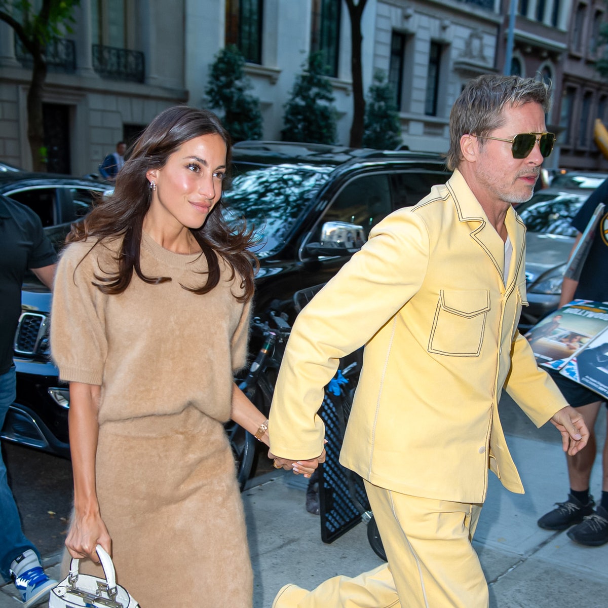 Brad Pitt e Ines de Ramon innamorati a New York: 3 look Off-duty in 24 ore, è la coppia-moda del 2024