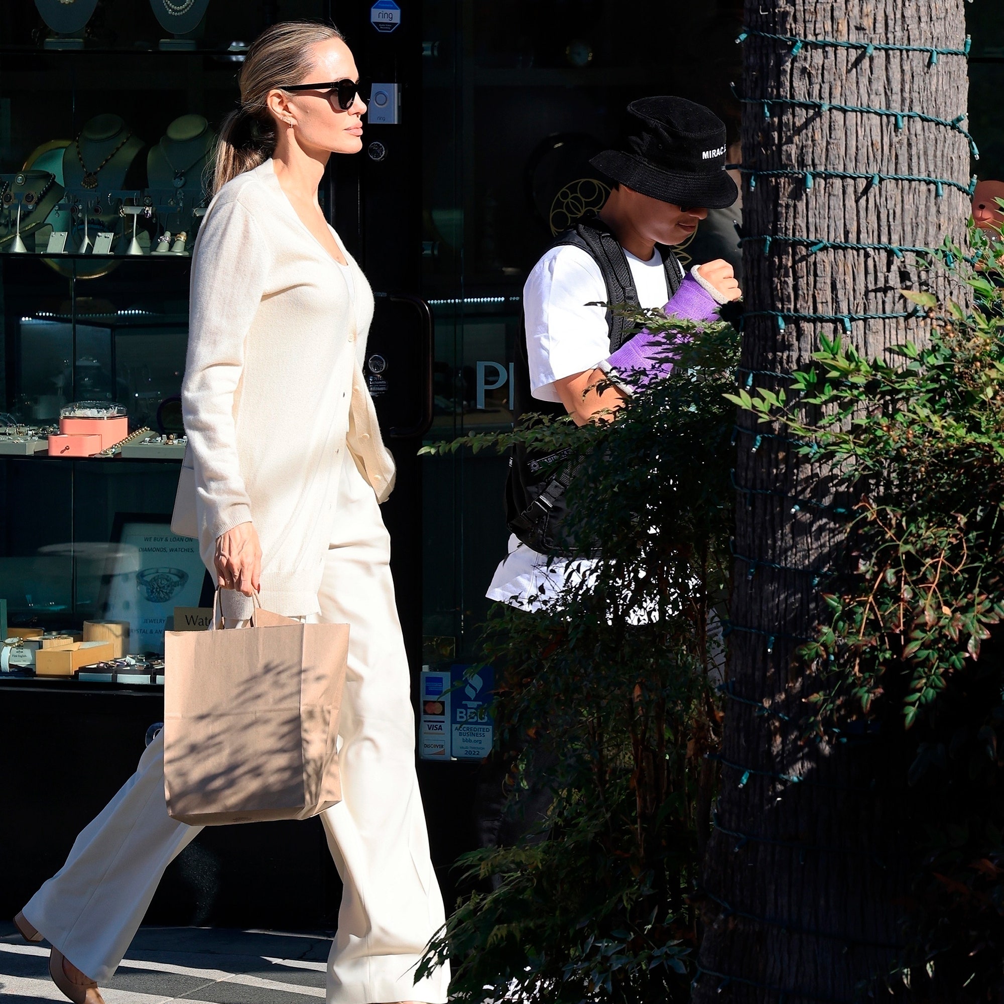 Angelina Jolie in pantaloni fluidi e décolleté nude con tacco basso, l'eleganza classy in puro stile Quiet luxury