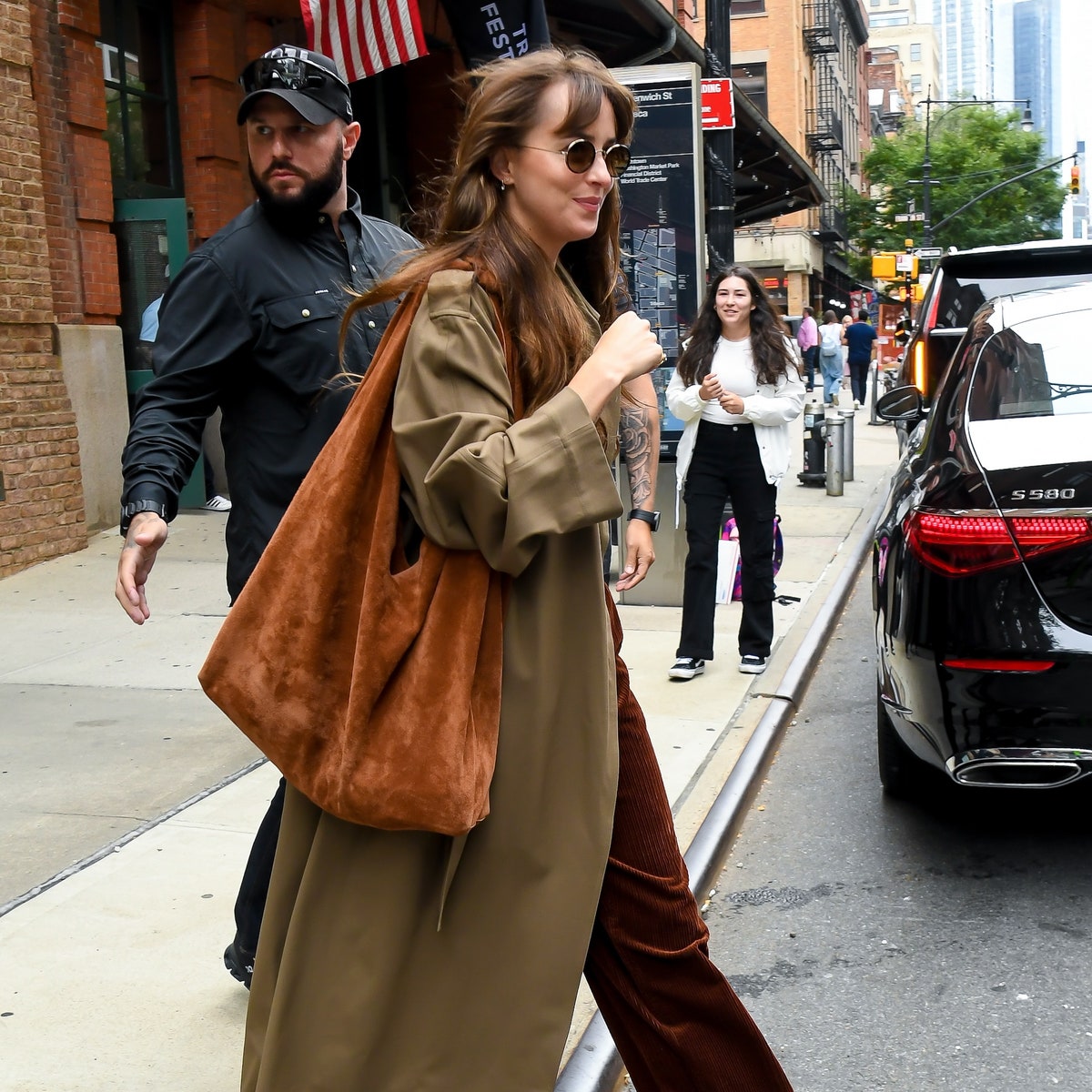 Dakota Johnson e le nuove sneakers Adidas verde acquamarina, perfette da abbinare ai colori autunnali