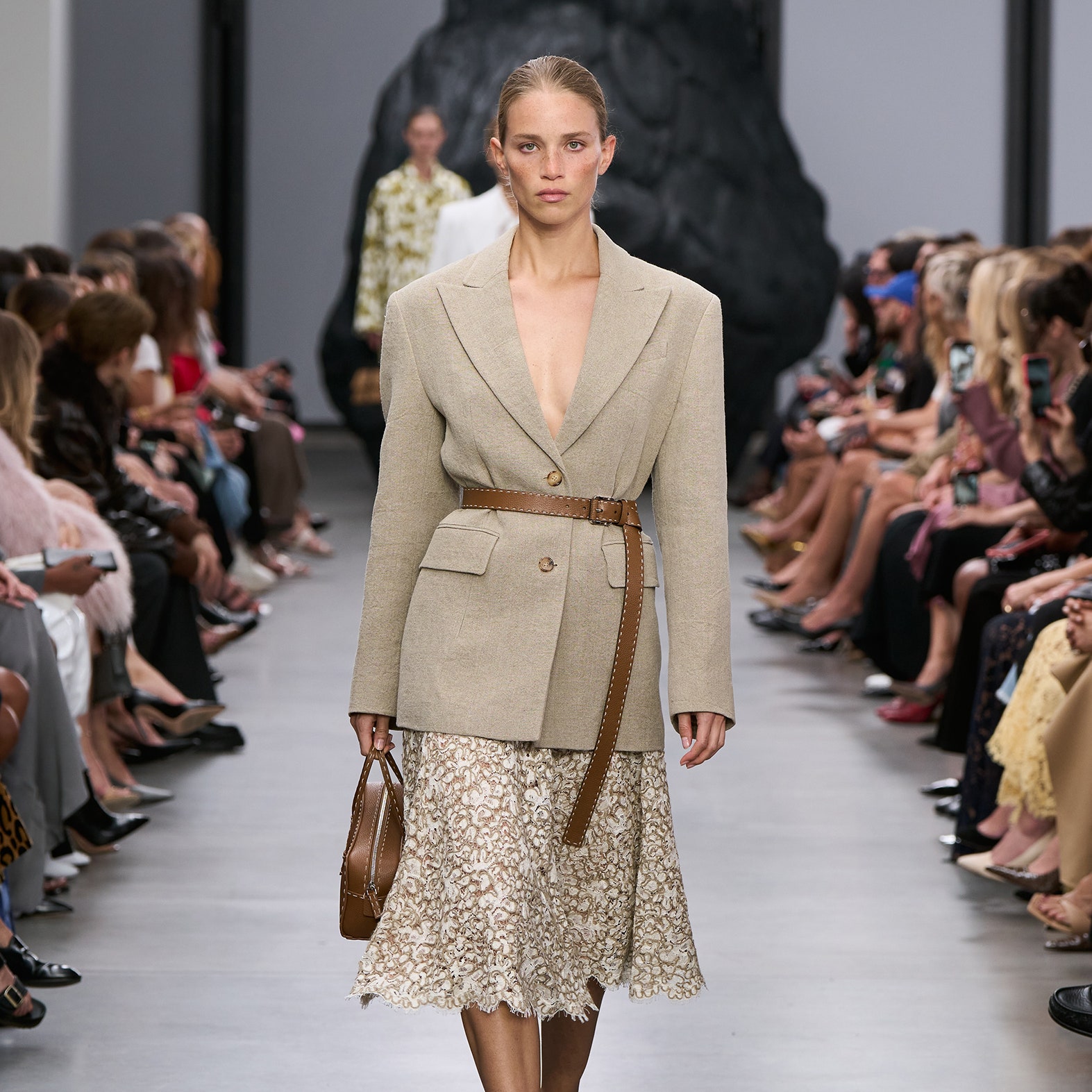 La sfilata Michael Kors Collection primavera estate 2025 insegna che la cintura annodata è la chiave del look