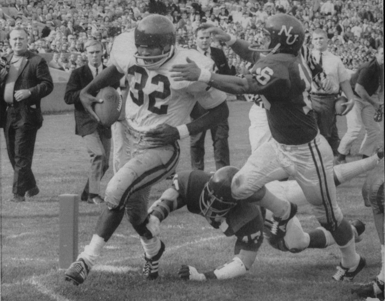 USC's O.J. Simpson (32) runs in a touchdown against Northwestern's Roland Collins (47) and Dennis White (16) on Sept. 28, 1968, at Dyche Stadium in Evanston.