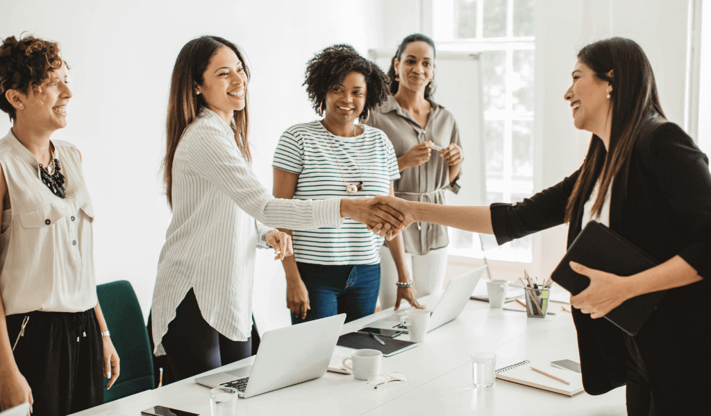 Persona alegre siendo contratada para un nuevo trabajo frente a sus superiores