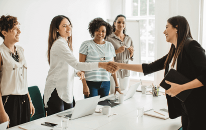 Persona alegre siendo contratada para un nuevo trabajo frente a sus superiores