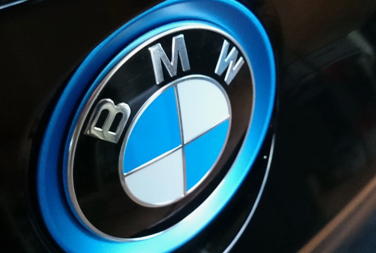 BMW-Logo auf einem Fahrzeug