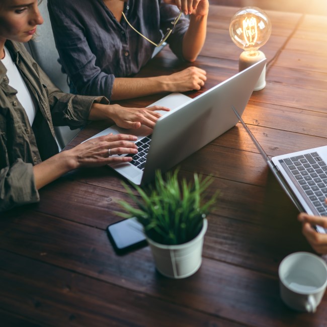 Jóvenes empresarios colaborando en un nuevo proyecto