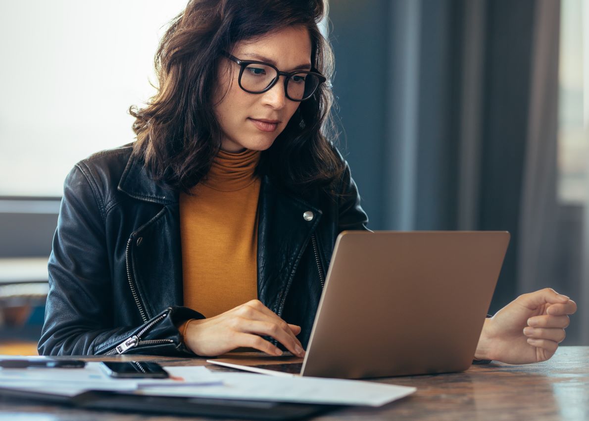 Une femme travaille sur un ordinateur portable dans un bureau