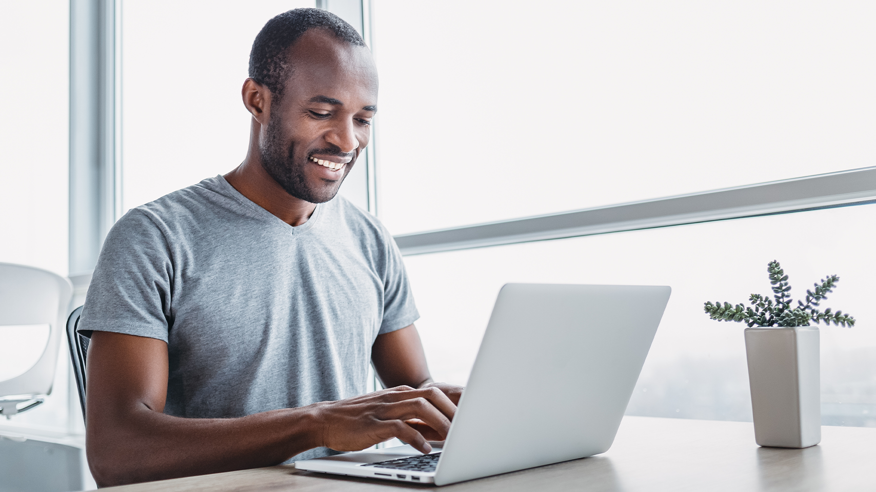 Homem usando laptop