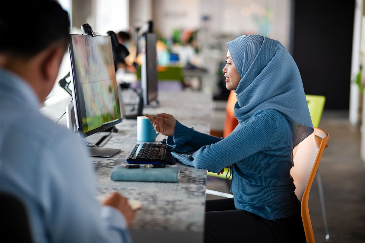 Des femmes portant un foulard suivent un cours AWS Digital Classroom sur un ordinateur de bureau