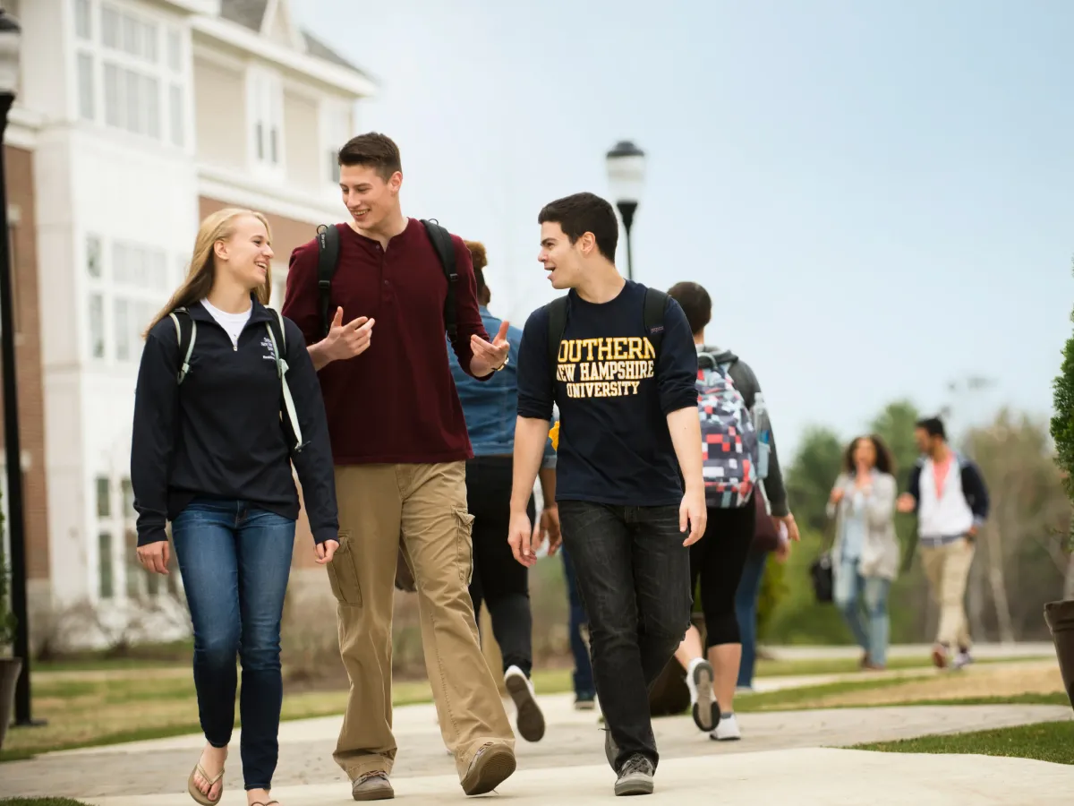 Estudiantes de SNHU caminando por el campus