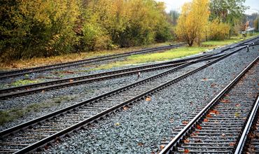 Trilhos de uma estação de trem turística.