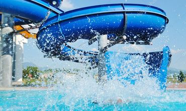 Toboágua azul em piscina de parque aquático.