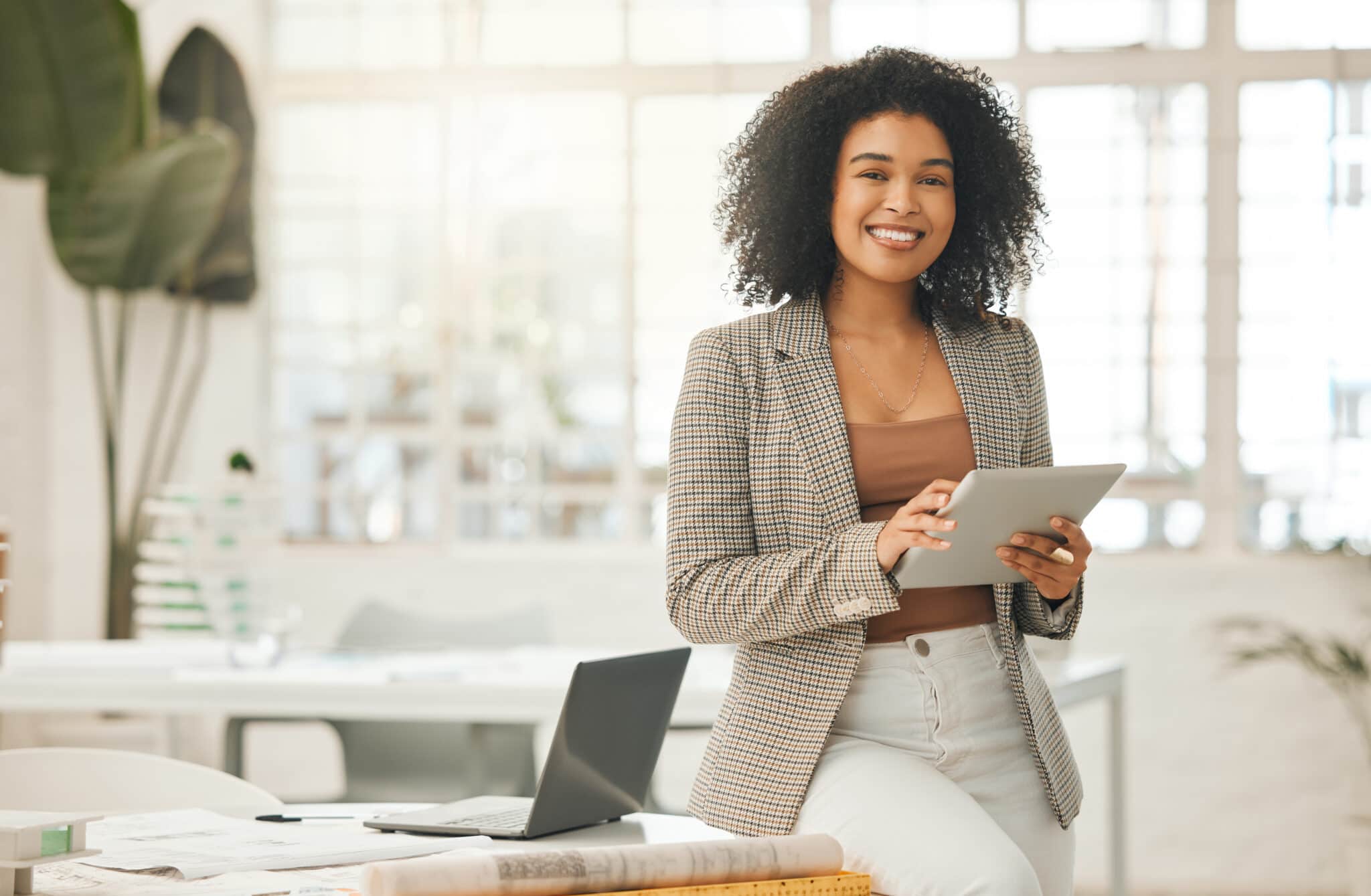 business-woman-on-tablet