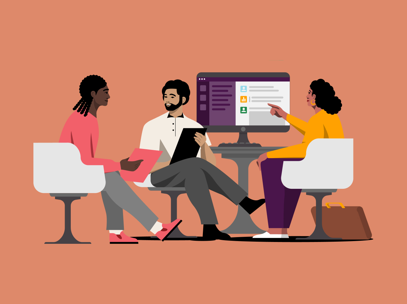 Bild von drei Personen, die an einem Schreibtisch zusammenarbeiten, mit Slack auf einem Monitor im Hintergrund