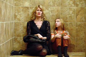 Laura Dern and Isabelle Nélisse sit on the floor.