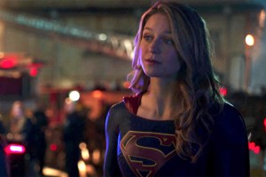 Supergirl (Melissa Benoist) in the middle of a crime scene.