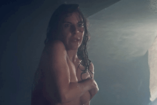 Naked Kate del Castillo being hosed down in Ingobernable S2