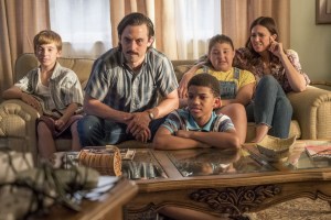 THIS IS US -- "Kamsahamnida" Episode 306 -- Pictured: (l-r) Parker Bates as Young Kevin, Milo Ventimiglia as Jack Pearson, Lonnie Chavis as Young Randall, Mackenzie Hancsicsak as Young Kate, Mandy Moore as Rebecca Pearson -- (Photo by: Ron Batzdorff/NBC)