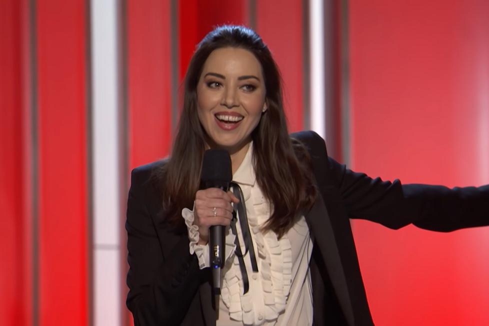 Aubrey Plaza Takes Dig At Netflix During Spirit Awards Monologue: “Movies Are Meant To Be Seen In Theaters”