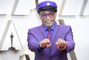 Spike Lee wears "Love" and "Hate" rings at the 2019 Oscars