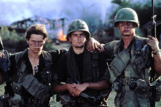 PLATOON, Willem Dafoe, Charlie Sheen, Tom Berenger, 1986. (c) Orion Pictures/ Courtesy: Everett Coll