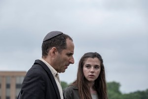 Alexa Nisenson as Charlie, Peter Jacobson as Rabbi Jacob Kessner - Fear the Walking Dead _ Season 5, Episode 12