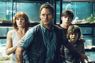 JURASSIC WORLD, from left: Bryce Dallas Howard, Chris Pratt, Nick Robinson, Ty Simpkins, 2015. ph: