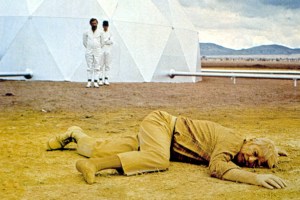 PHASE IV, Nigel Davenport, Michael Murphy, observe victim, Alan Gifford, 1974.