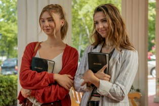 TEENAGE BOUNTY HUNTERS (L to R) MADDIE PHILLIPS as STERLING WESLEY and ANJELICA BETTE FELLINI as BLAIR WESLEY in episode 102 of TEENAGE BOUNTY HUNTERS Cr. TINA ROWDEN/NETFLIX © 2020