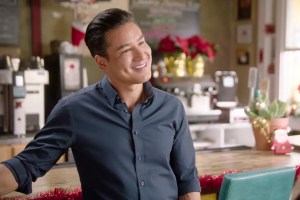 Mario Lopez in Feliz NaviDAD