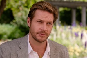 Luke Bracey in Holidate