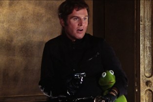 Charles Grodin holding Kermit hostage in The Great Muppet Caper