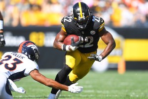 Najee Harris #22 of the Pittsburgh Steelers runs with the ball during the third quarter at Heinz Field on October 10, 2021 in Pittsburgh, Pennsylvania. (Photo by Joe Sargent/Getty Images)