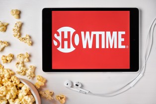 Showtime,Logo,On,The,Screen,Of,The,Tablet,Laying,On
