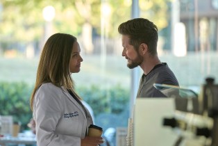Jessica Lucas as Billie and Matt Czuchry as Conrad on 'The Resident'